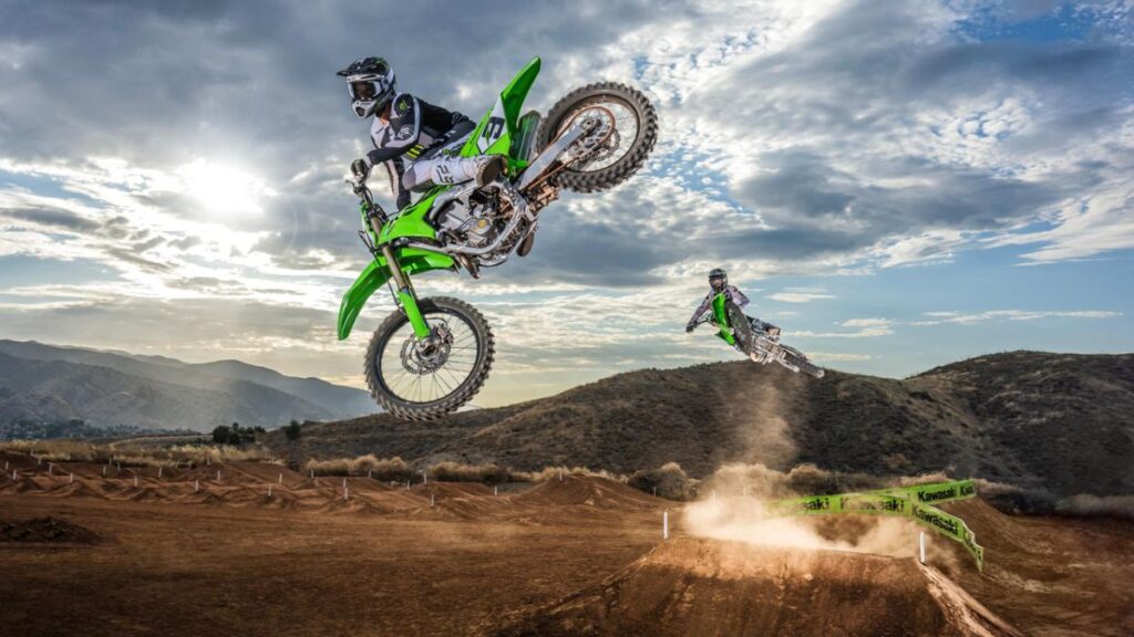 Kawasaki KX 450 2025 pulando em pista de motocross.