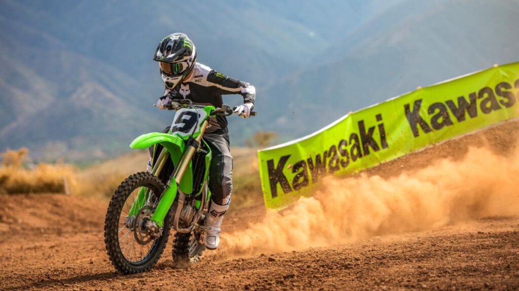 Kawasaki KX 450 2025 verde em pista de motocross.