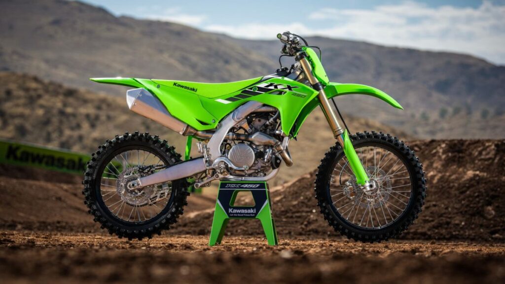 Kawasaki KX 450 2025 verde no descanso.