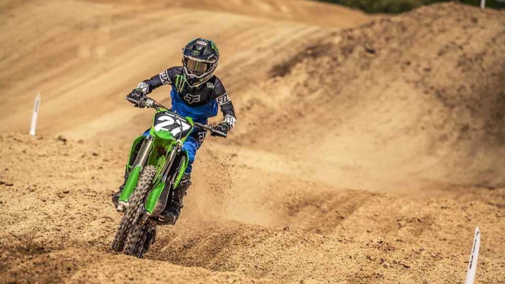 Kawasaki KX112 2025 em pista de motocross.