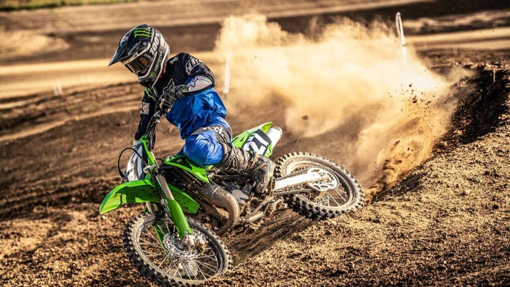 Kawasaki KX112 2025 fazendo curva em paredão.