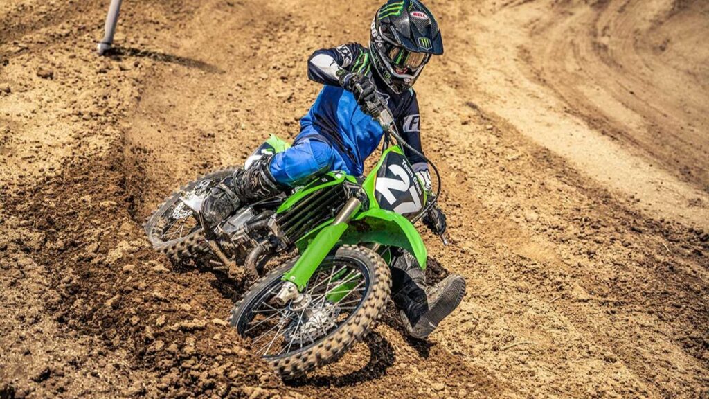 Kawasaki KX112 2025 em curva.