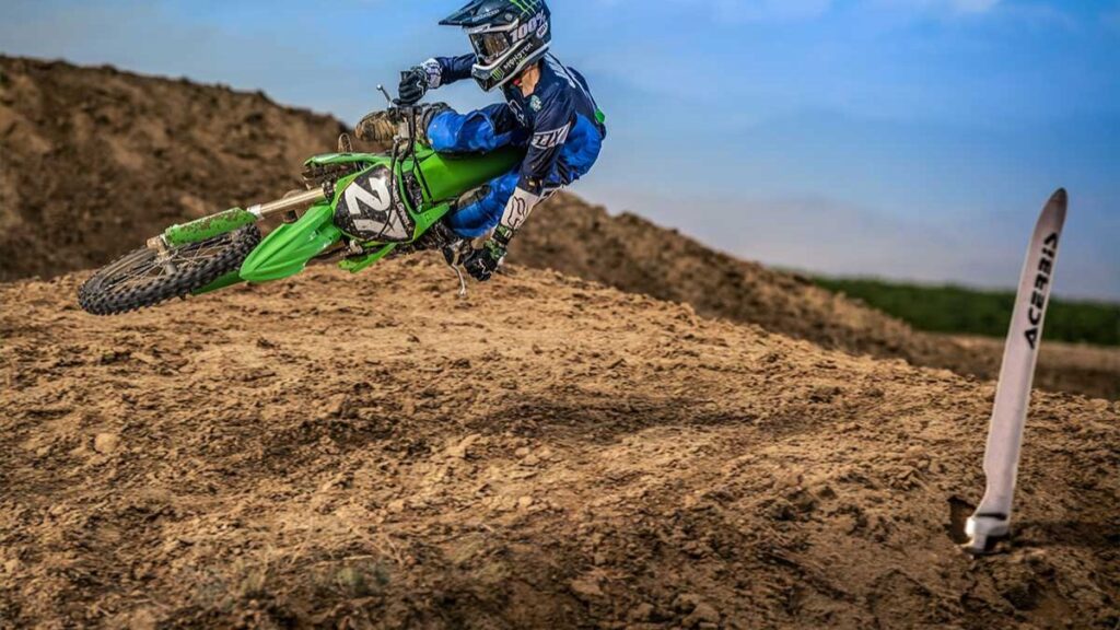 Kawasaki KX112 2025 pulando em rampa.