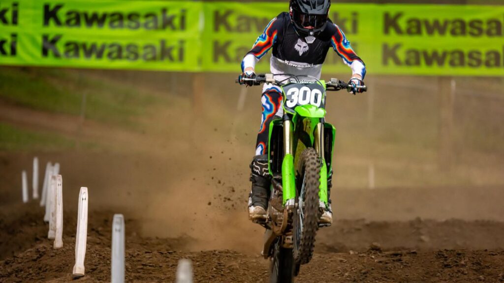 Kawasaki KX250 2025 passando em lombadas em pista de motocross.