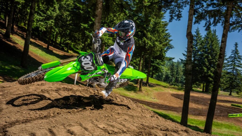Kawasaki KX250 2025 fazendo curva no ar.