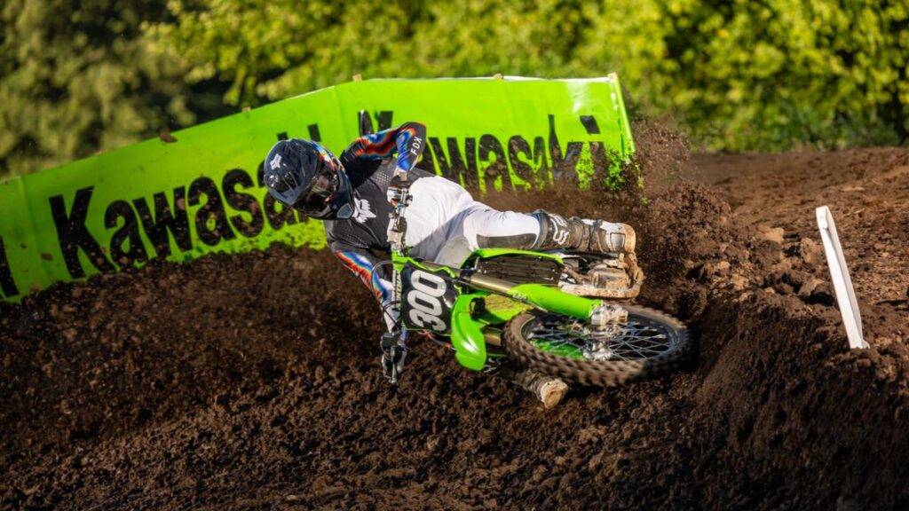 Kawasaki KX250 2025 fazendo curva em pista.