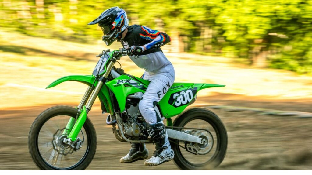 Lateral da Kawasaki KX250 2025 em pista de motocross.