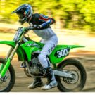 Lateral da Kawasaki KX250 2025 em pista de motocross.