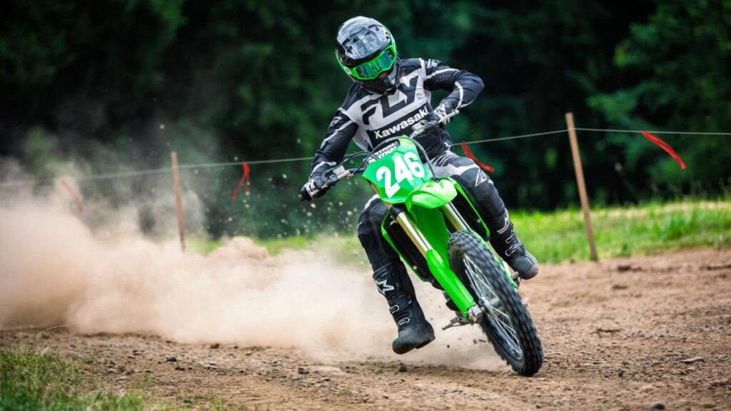 Kawasaki KX250X 2025 na poeira.