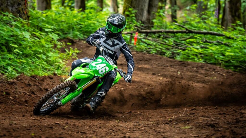 Kawasaki KX250X 2025 em pista de motocross.