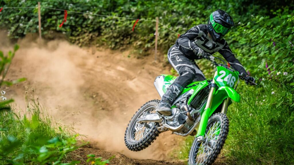 Kawasaki KX250X 2025 verde em pista de motocross.