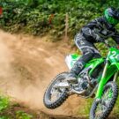 Kawasaki KX250X 2025 verde em pista de motocross.