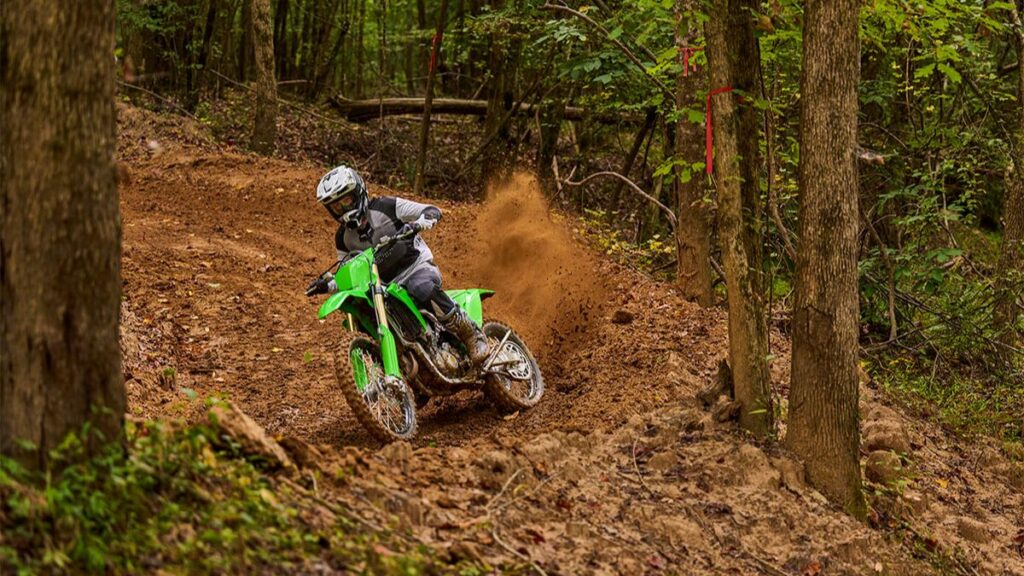Kawasaki KX450X 2025 em curva.