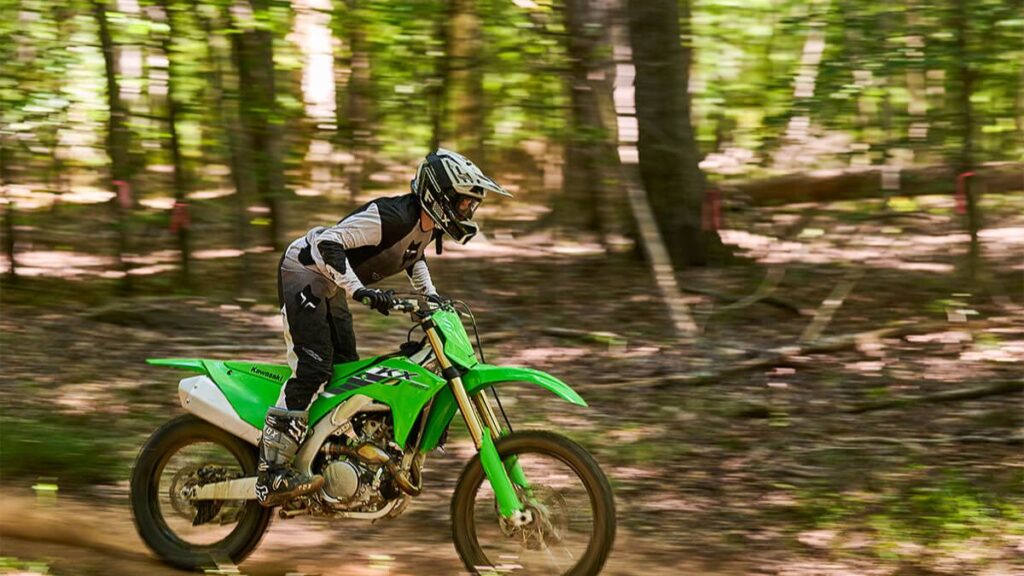 Kawasaki KX450X 2025 em movimento.