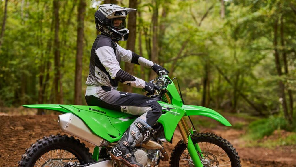 Kawasaki KX450X 2025 parada.