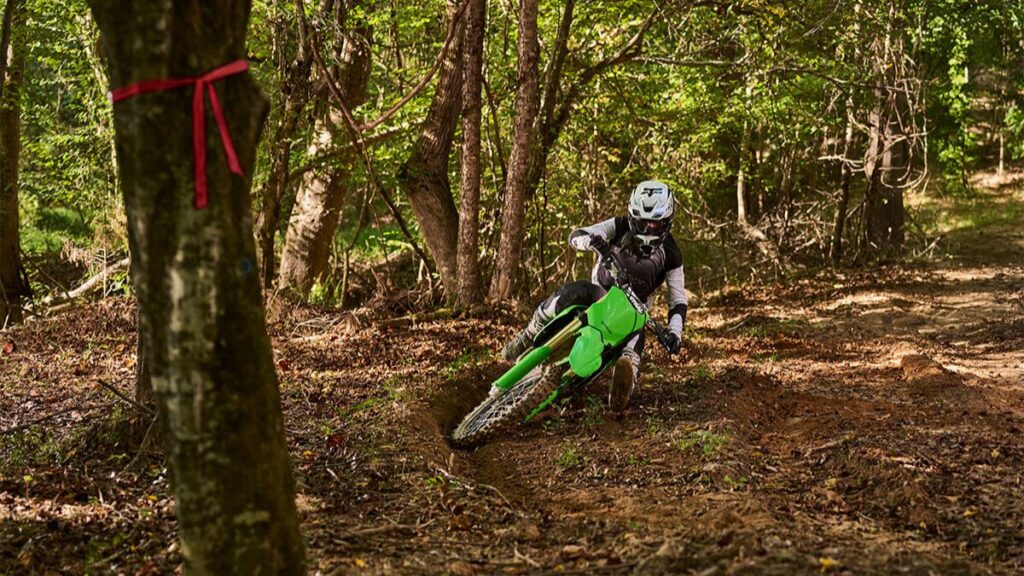 Kawasaki KX450X 2025 em curva.