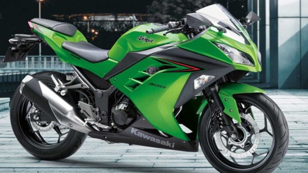 Kawasaki Ninja 300 2025 parada.