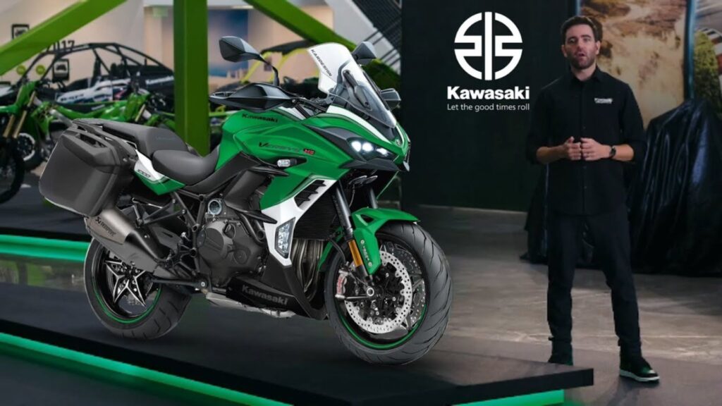 Kawasaki Versys 1000 2025 verde em exposição.