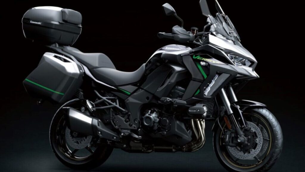 Kawasaki Versys 1000 2025 em fundo preto.