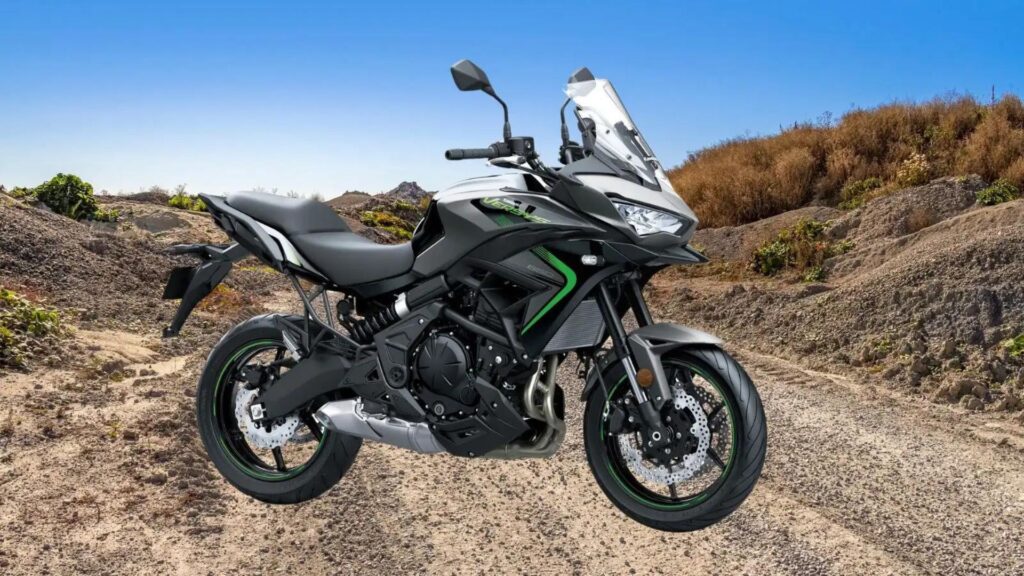 Kawasaki Versys 650 2025 parada com fundo de estrada de barro.