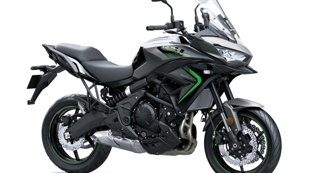 Kawasaki Versys 650 2025 preta com fundo branco.