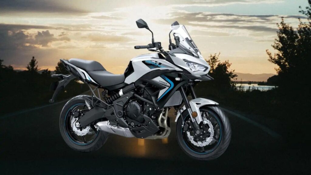 Kawasaki Versys 650 2025 com sol de fundo.