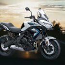 Kawasaki Versys 650 2025 com sol de fundo.