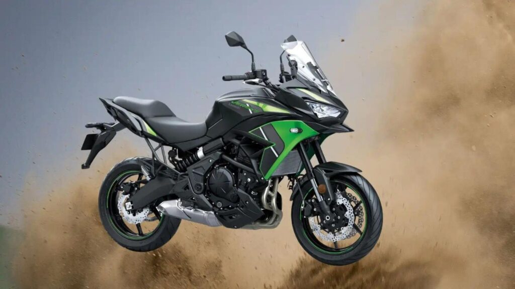Kawasaki Versys 650 2025 com fundo de poeira.