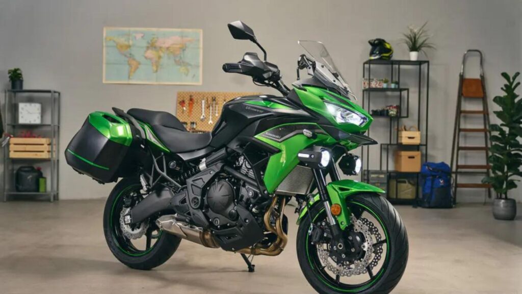 Kawasaki Versys 650 2025 verde parada.