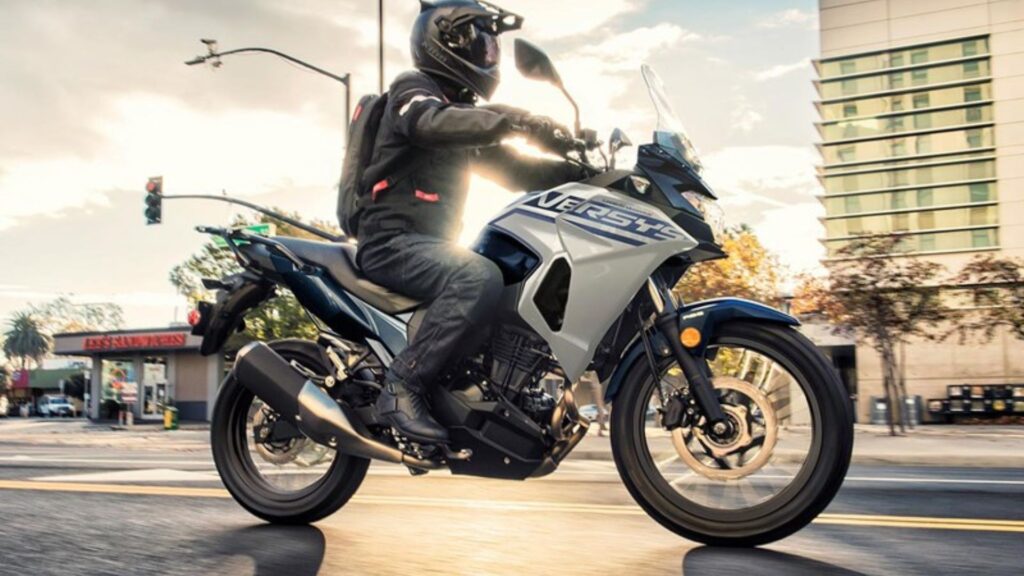 Kawasaki Versys-X 300 2025 em movimento.