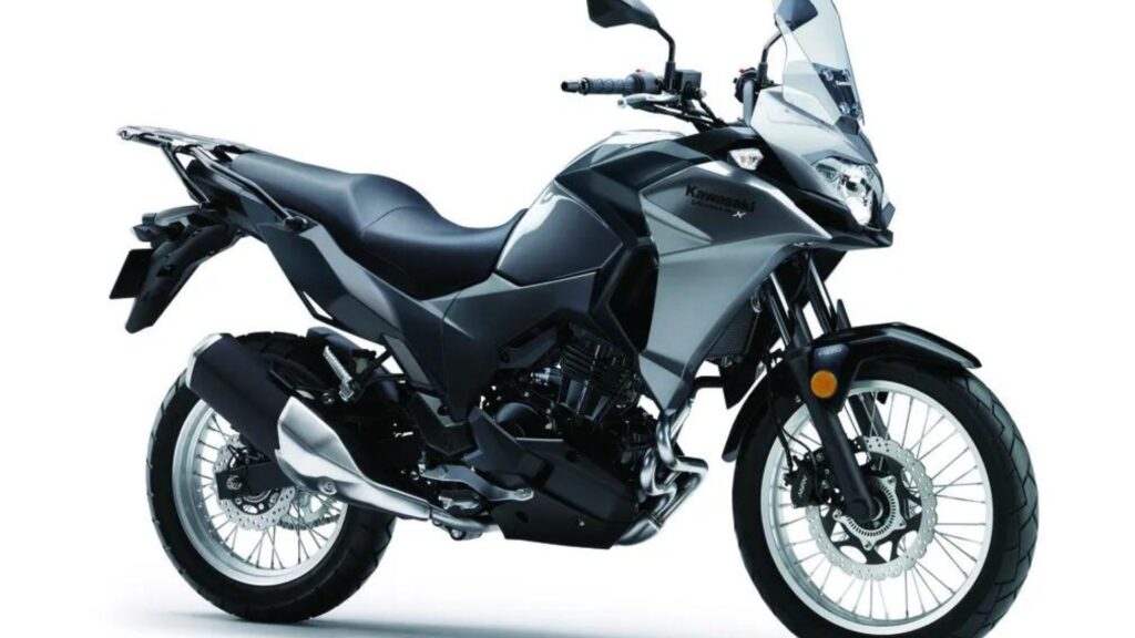 Lateral da Kawasaki Versys-X 300 2025 em fundo branco.