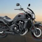 Kawasaki Vulcan S 2025 preta com vermelha.