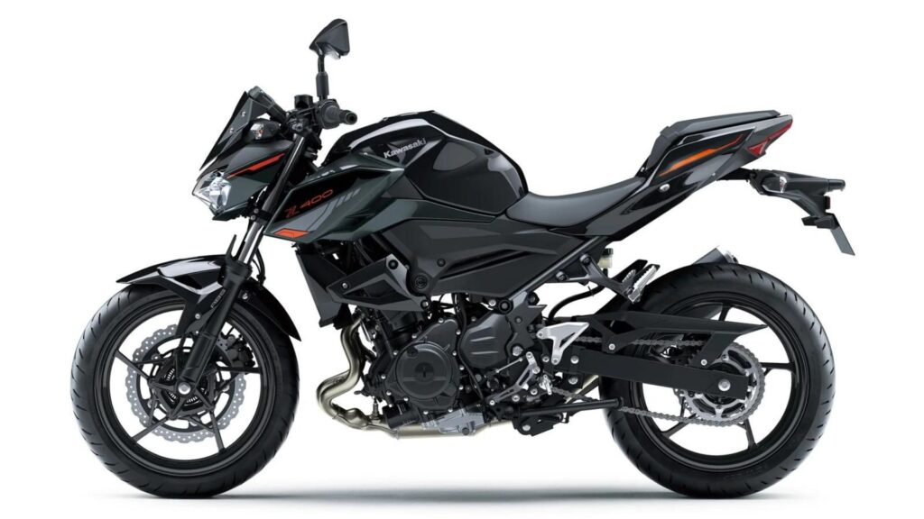 Kawasaki Z400 2025 preta em fundo branco.