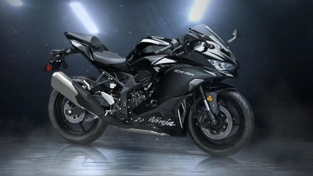 Kawasaki Z400 2025 preta em fundo escuro.