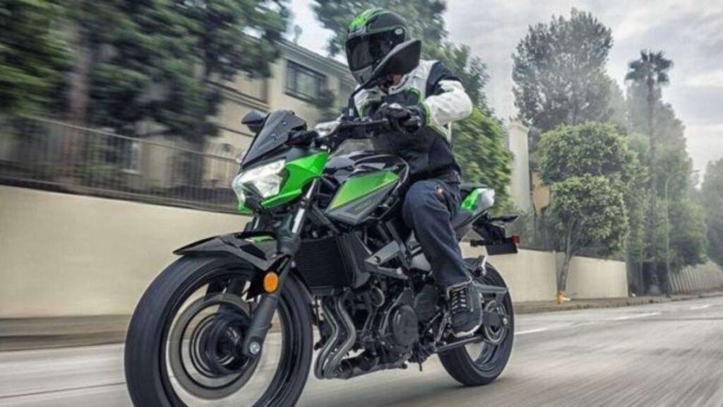 Kawasaki Z400 2025 verde na estrada.