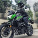 Kawasaki Z400 2025 verde na estrada.