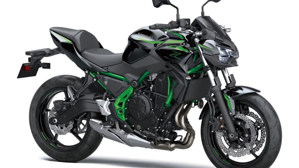 Kawasaki Z650 2025 preta com verde.