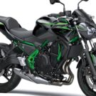 Kawasaki Z650 2025 preta com verde.