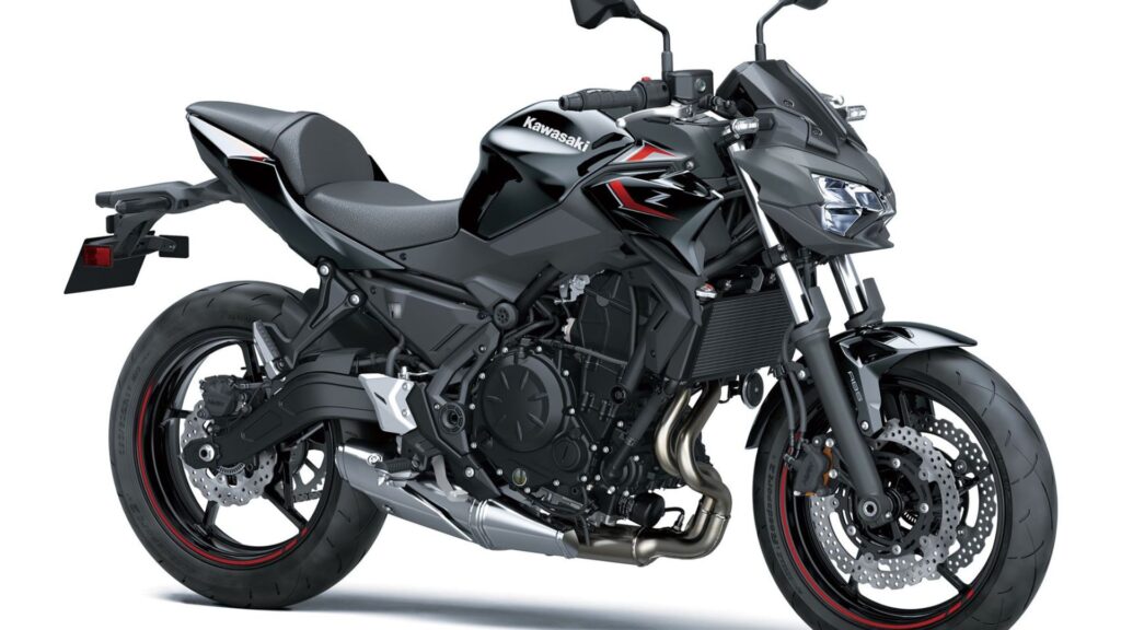 Kawasaki Z650 2025 preta em fundo branco.