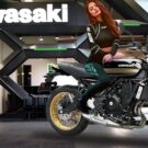 Kawasaki Z650 RS 2025 com mulher em cima.