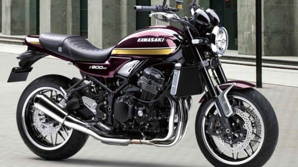 Kawasaki Z900 RS 2025 bordô com amarelo.