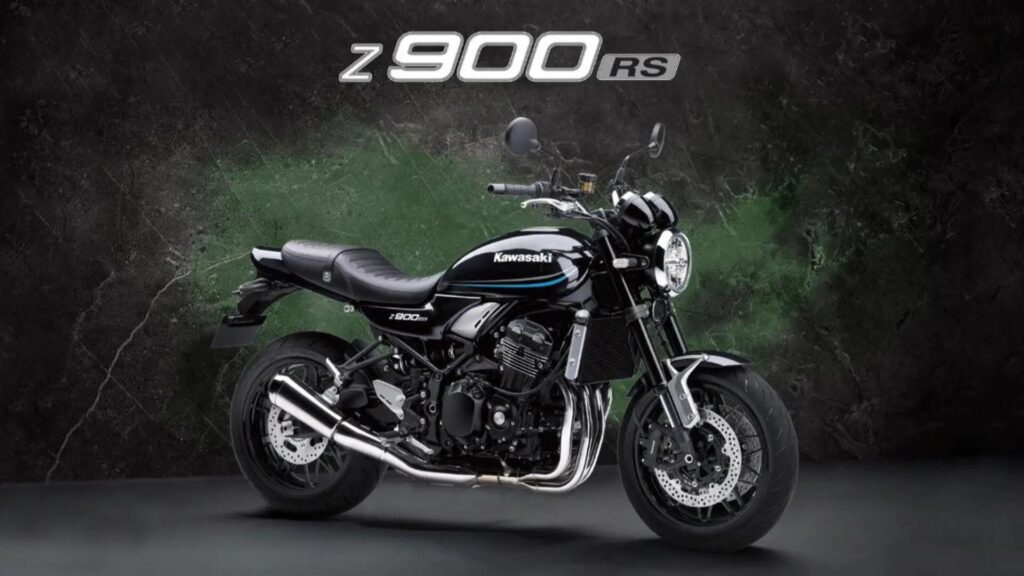 Kawasaki Z900 RS 2025 preta em fundo verde.