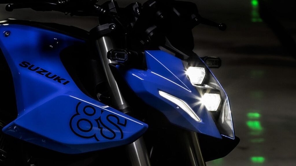 Lanterna dianteira da Suzuki GSX-8S 2025.