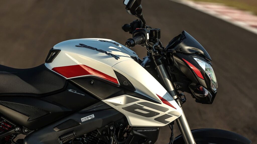 Lateral da Bajaj Dominar 160 2025.