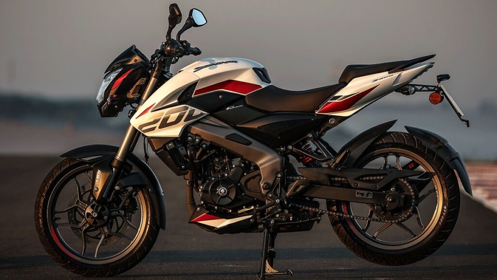 Lateral da Bajaj Dominar 200 2025.