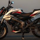 Lateral da Bajaj Dominar 200 2025.