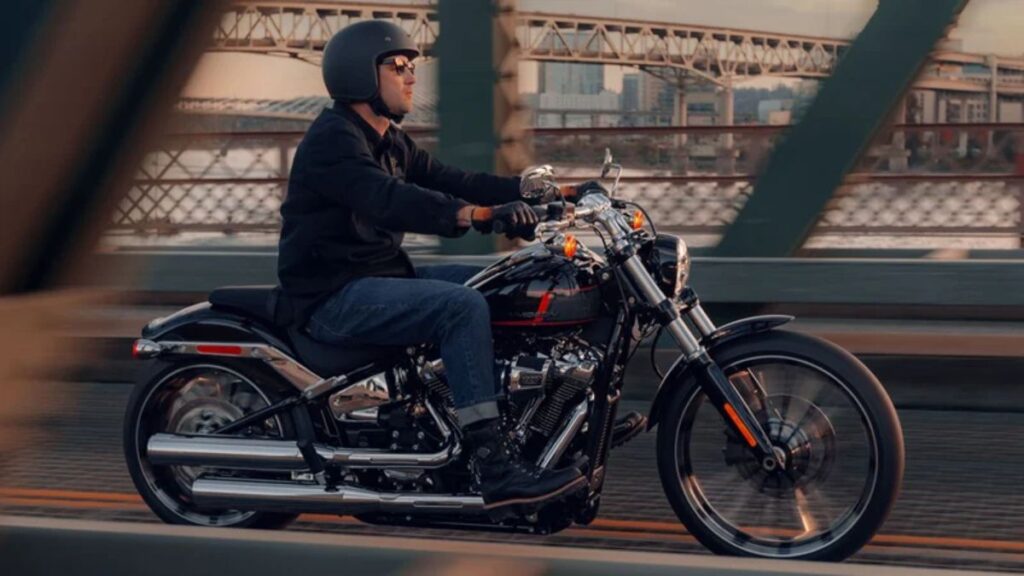Lateral da Harley-Davidson Breakout 117 2025.