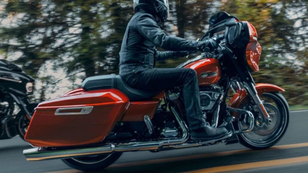 Lateral da Harley-Davidson CVO Street Glide 2025 em movimento.