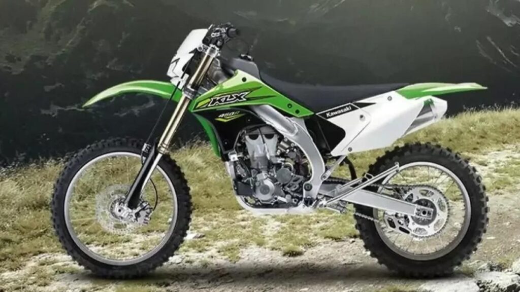 Kawasaki KLX450R 2025 verde no mato.