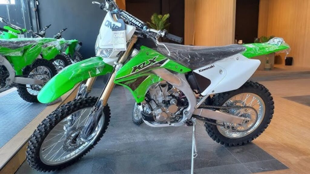 Lateral da Kawasaki KLX450R 2025 verde.